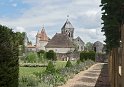Le jardin. Au fond l'église du village