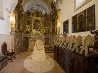 Une des chapelles, richement décorée avec des habits sacerdotaux