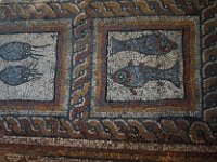 Deux des panneaux de la mosaïque de la piscine