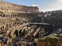 L'arène centrale. Le plancher en bois au fond est une reconstitution de la plateforme en bois de l'arène autrefois recouverte de sable