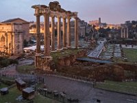 Au premier plan, Arc de Septime Sévère et Temple de Saturne au soleil couchant