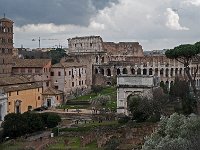 Le colysée vue du forum romain. Au premier plan l'arc de Titus
