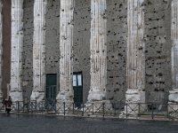 Les colonnes du côté gauche.