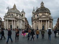 Piazza del Popolo- Les églises Santa Maruia in Montesanto et Santa Maria del Miracoli de part et d'autre de la via del Corso