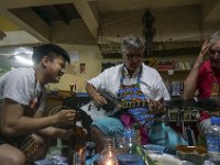 Yves s'initie à la guitarre locale