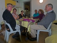 Repas du réveillon  Image bucolique, mis à part le regard perdu de Christine et celui de Françoise, surprise en pleine tentative de piquer dans le plat