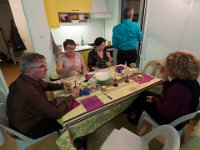 Repas du réveillon  Jean-Jacques : Ne profitez pas que j'ai le dos tourné pour me piquer mon baba au rhum Christine : je vais plutôt vider ton verre Yves : on ne risque pas de me piquer le mien Françoise : le premier qui tente de me piquer mon gateau, je lui plante la fourchette dans la main