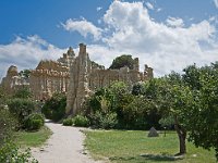 Falaise d'orgues, devant une demoiselle coiffée