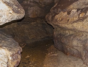 Vue de la grotte et du ruisseau