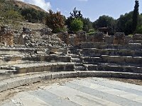 L'odéon  L'Odéon se compose de trois parties principales : La Cavea avec ses gradins et escaliers, l’orchestra, d’un diamètre de 8,5m était dallée de plaques de marbre blanches et bleues, et la scène rectangulaire surélevée. Reconstruit sous Trajan (1er siècle ap JC). C’est un théâtre romain typique.