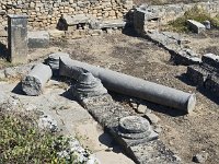 Vestiges de colonnes  Les oliveraies sont parsemées de sites apparemment déjà fouillés mais très mal protégés et surtout absolument pas mis en valeur alors que leurs richesses dépassent de loin celle du site ouvert à la visite