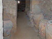 Magasin et ses pythois (jarres) de stockage