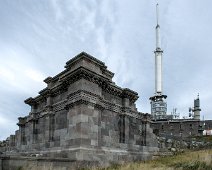 Le temple de Mercure  Le site du Puy de Dôme a une longue histoire, remontant à l'Antiquité. Il était considéré comme sacré par les Gallo-Romains et était dédié au dieu Mercure. Des vestiges de temples romains et des autels ont été découverts sur le sommet. Le temple est en cours de reconstruction.