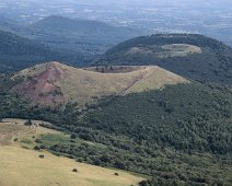 Puy Pariou  Le puy  Pariou est un jeune volcan de 8 000 ans environ, de type strombolien. Il culmine à 1209 m