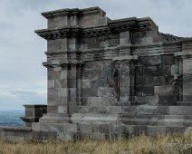 Le temple de Mercure - 1ère tranche de reconstruction  Le temple a été construit à l'époque romaine, probablement au début du Ier siècle après J.-C. Les Romains considéraient le Puy de Dôme comme un lieu sacré et y ont érigé ce temple en l'honneur du dieu Mercure, qui était le messager des dieux dans la mythologie romaine.