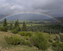 Arc en ciel sur la plaine  A l'autre extrémité de l'arc en ciel le village d'Aurière