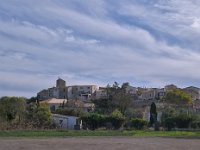Vue du village depuis les rives de l'étang de Taux