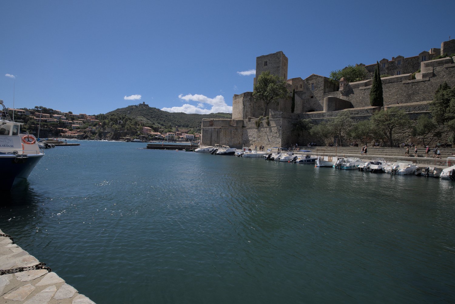 Le port, au fond sur la colline le fort Saint Elme
