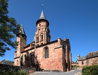 Eglise Saint Pierre depuis la rue de la Garde