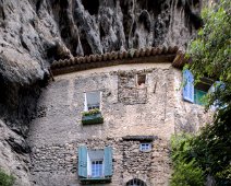 Maison partiellement troglodyte  Au fil des siècles, des grottes ont été creusées dans la falaise, certaines servant d'abris ou d'habitations troglodytes. On y trouve des vestiges d'anciennes habitations datant du Moyen Âge, ainsi que des escaliers et des passages taillés dans la roche. Ces grottes ont été utilisées à diverses fins, allant de refuges en temps de guerre à des espaces de stockage.