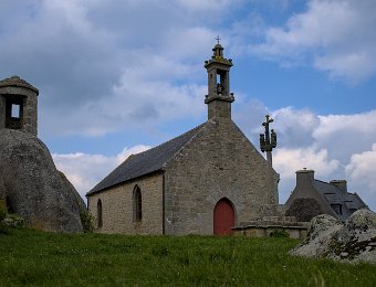 Brignogan- La chapelle Pol  Rebâtie en 1870, cette chapelle est construite sur le site d'une ancienne chapelle du XVIè siècle dont subsiste le calvaire. A côté a été construite une guérite pour les douaniers