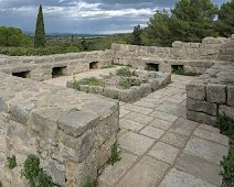 Ancien chauffoir  Seule pièce chauffée avec la cuisine, le chauffoir accueil les religieuses  les plus âgées et les plus malades. Le chuaffage était assuré par des braises prises dans la grande cheminée et placées dans des vases positionnés sous les banquettes en pierre.