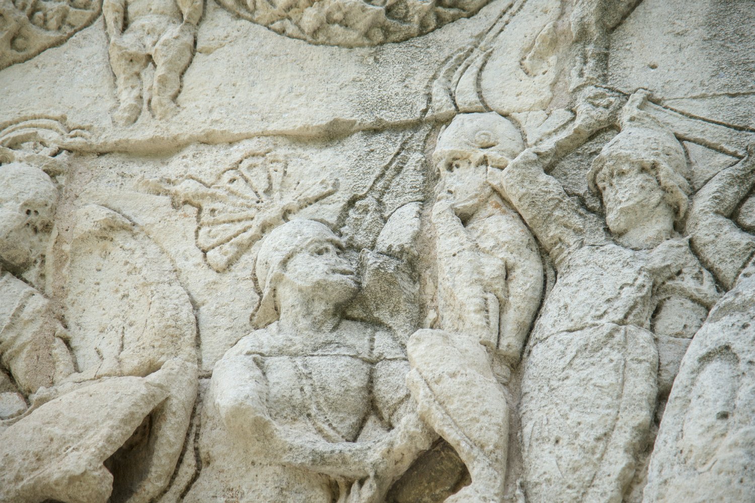 Bas relief côté ouest - détail