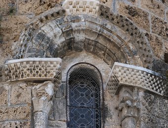 Unac  Fenètre. Les trois fenêtres de l’abside sont  richement décorées