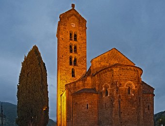 Unac  Vue nocturne. L'église est bien mise en valeur par un éclairage adapté