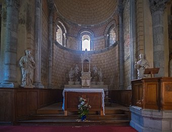 Unac  Le choeur. La relique de Saint Martin a été apportée de Rome au curé de l'époque en 1845