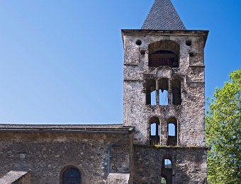 Caussou  Le clocher roman est celui de l'ancienne église. Il présente des éléments de décor, moulures encadrements de baies, petites sculptures déterminant chaque niveau