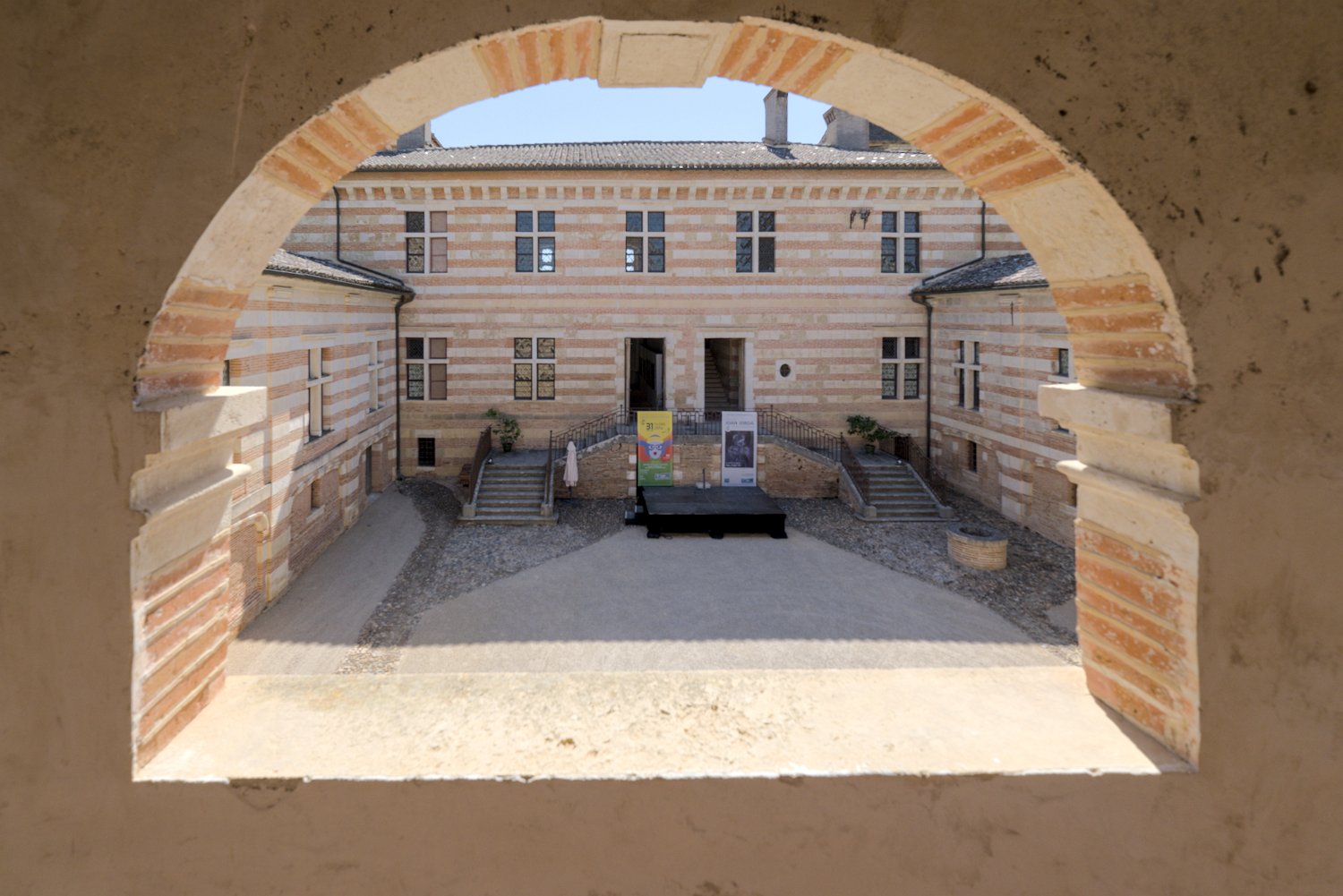 Cour d'honneur vue de la coursière