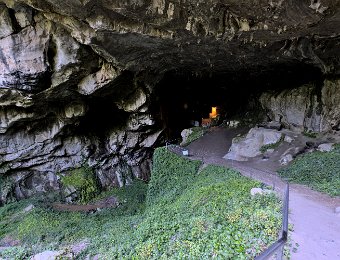 Entrée de la grotte de Lombrive