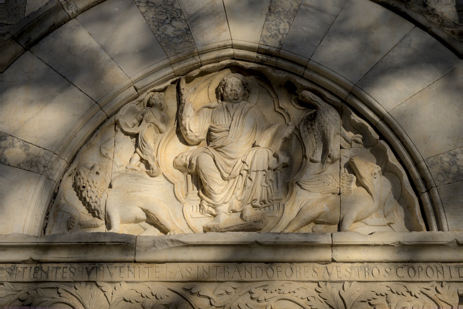 Portail d'entrée - Tympan représentant le Christ sur un trône