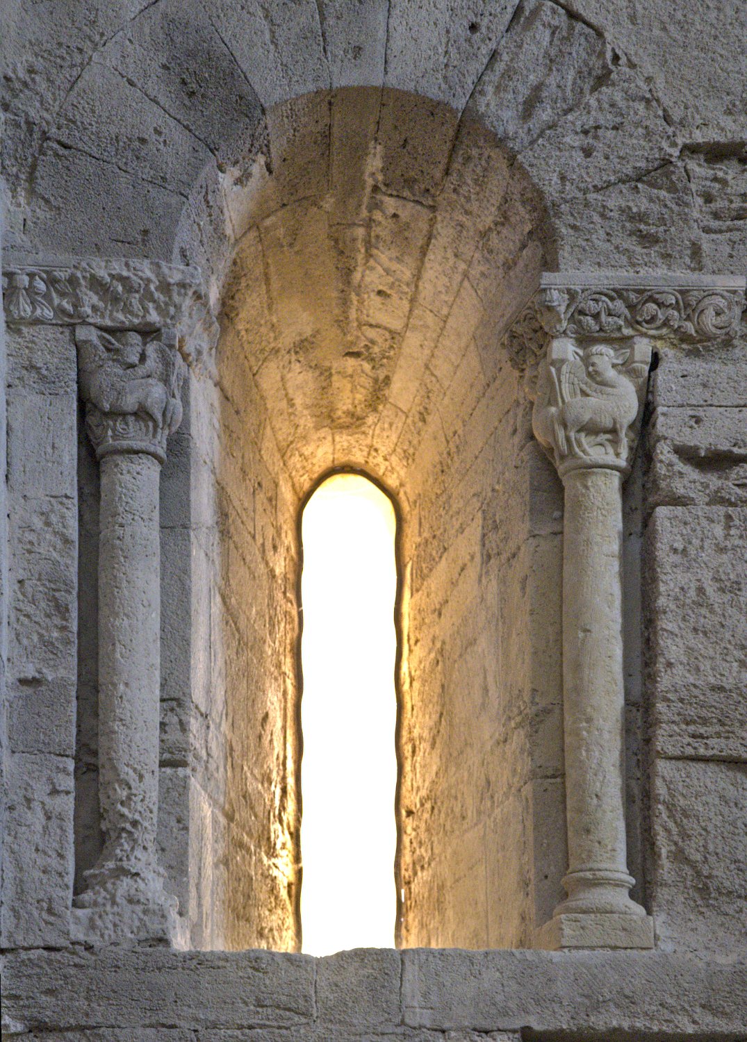 Fenêtre entourée de 2 colonnes