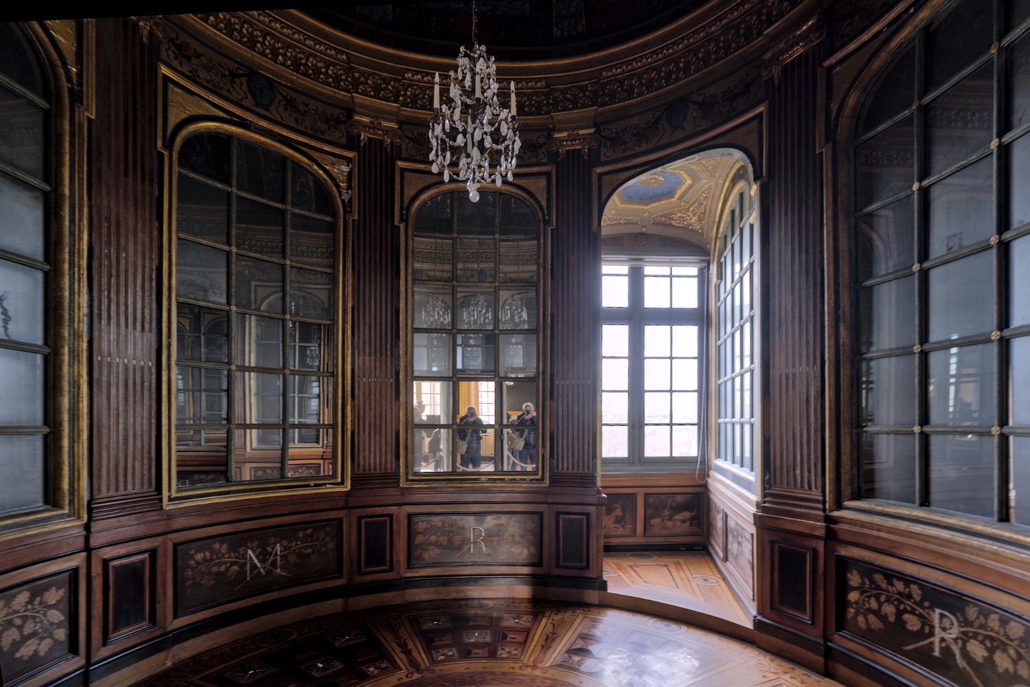 Le cabinet aux miroirs