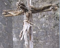 Croix de l'église en bois fabriquée par un artisan local