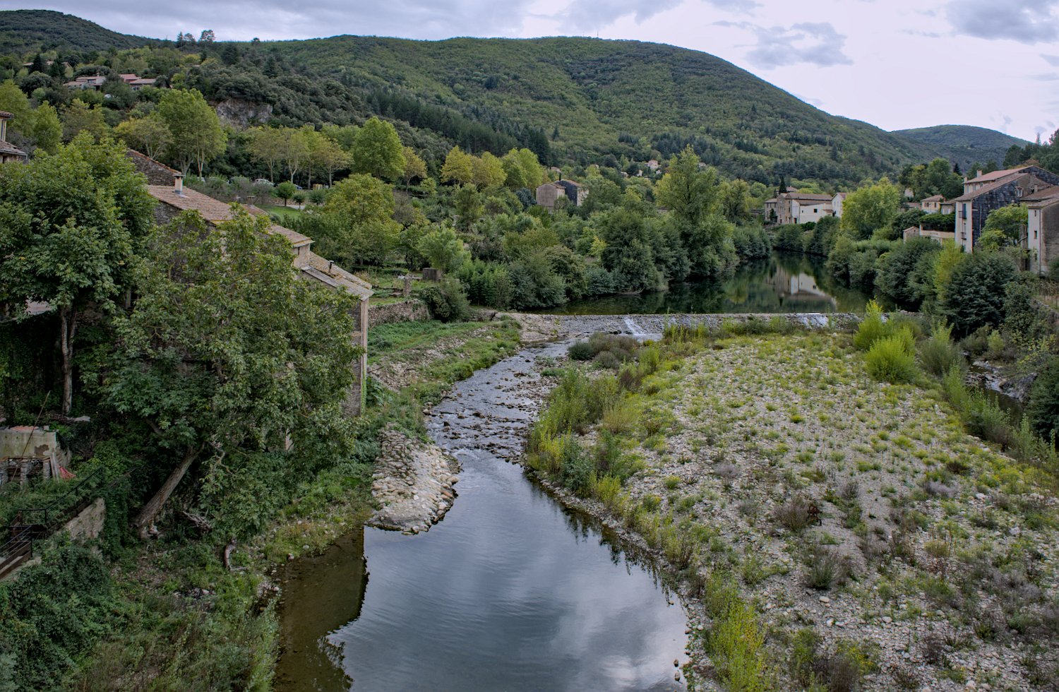 Le jaur et le barrage alimentant le bief du moulin