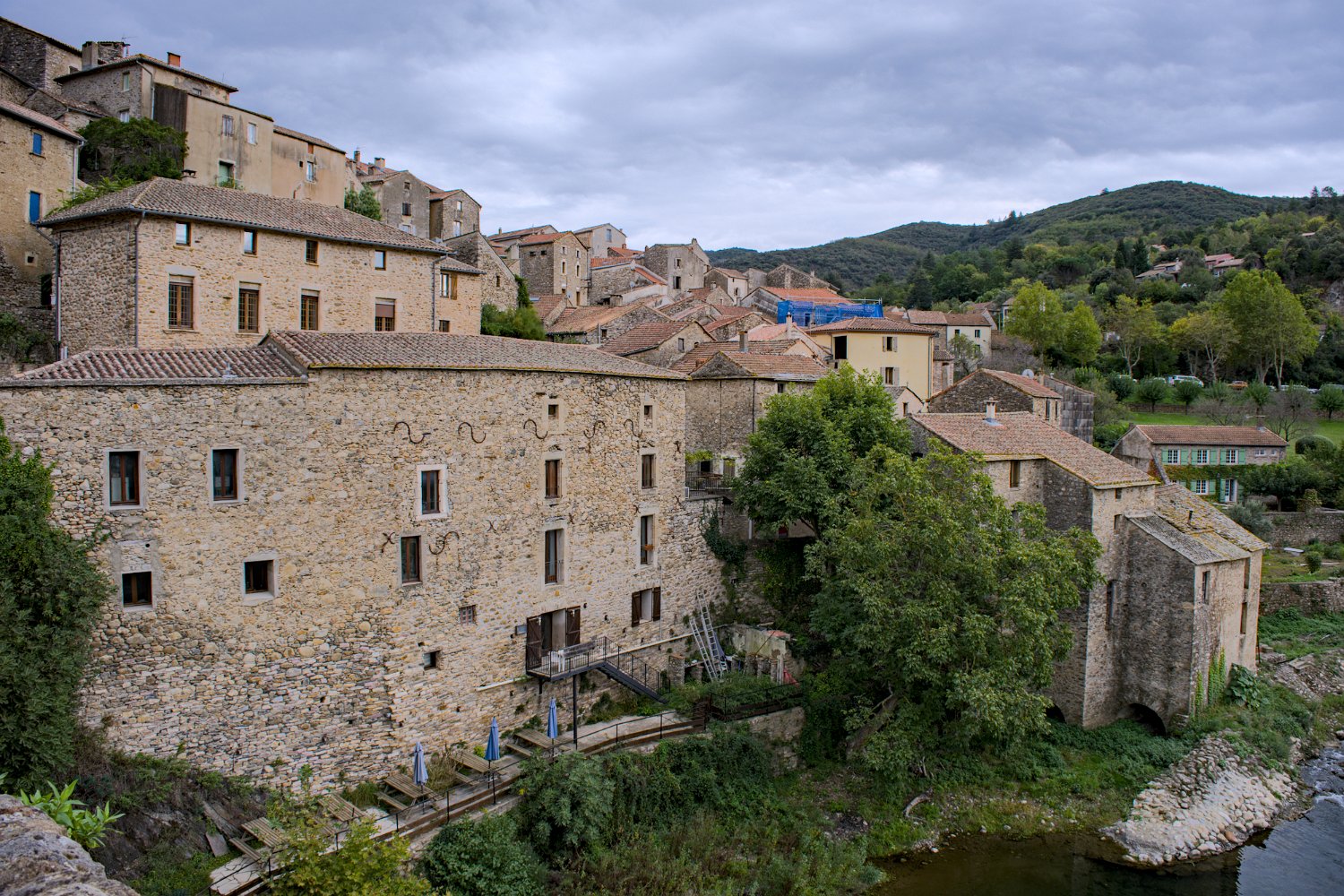 Vue sur les maisons et le moulin au bord du Jaur