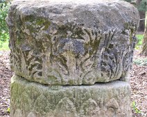 Vestige de colonne dans le jardin de Vésone