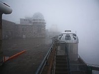 Au centre la coupole du téléscope de 1m, à droite la coupole du télescope de 60cm