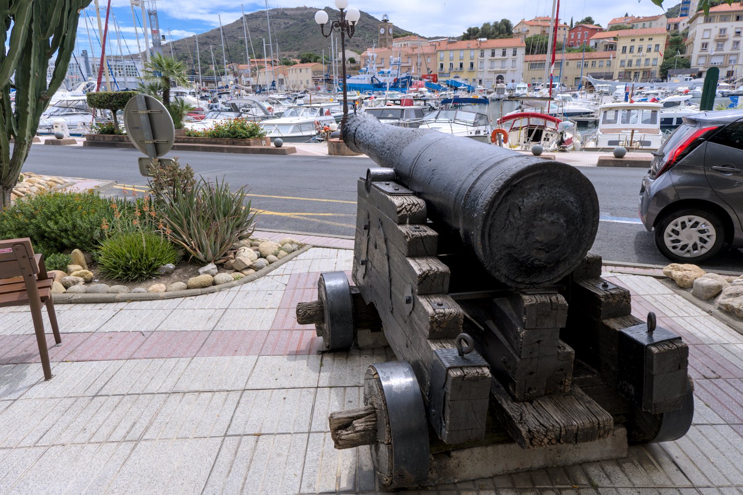 Vue sur le port de plaisance ...bien protégé