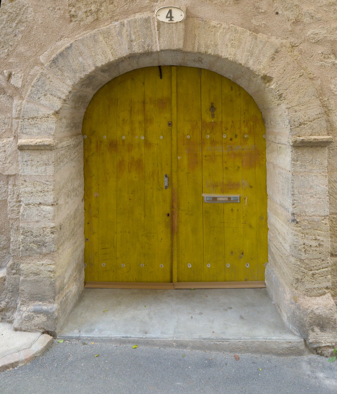 Porte au 4 rue du Four de la ville