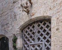 Porte au 12 rue du Four de la ville