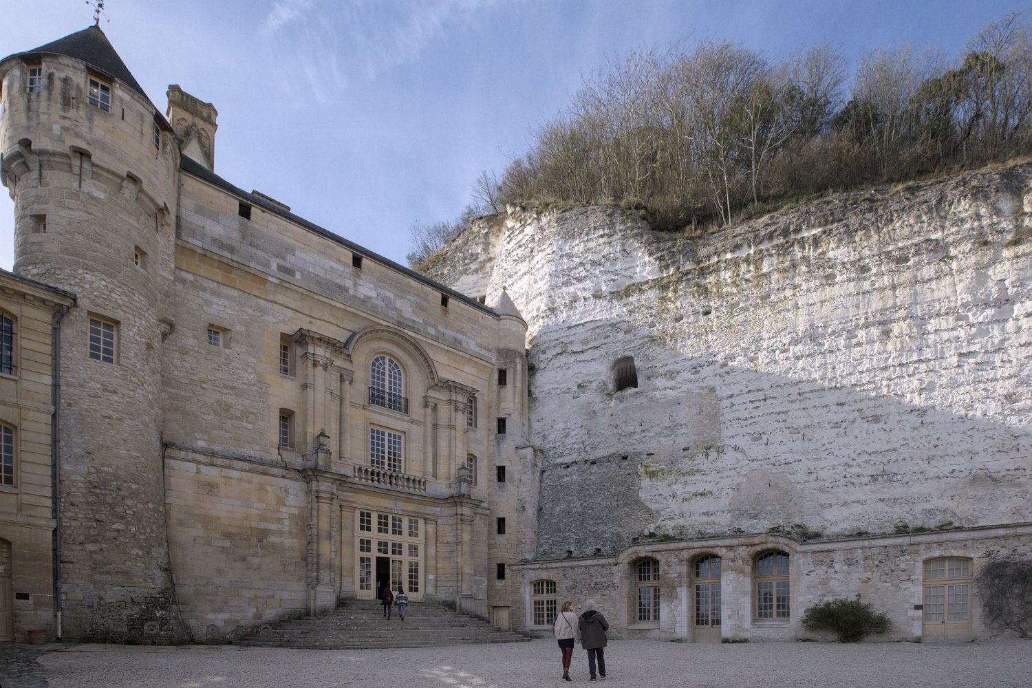 La Cour d'honneur - l'orangerie et les boves troglodytes