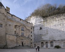 La Cour d'honneur - l'orangerie et les boves troglodytes