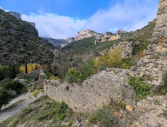 Vestiges de fortifications devant l'Infernet (ou cirque du bout du monde)