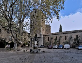 Puits et entrée de l'abbaye