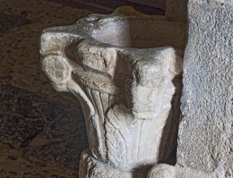 Bénitier creusé dans un châpiteau romain