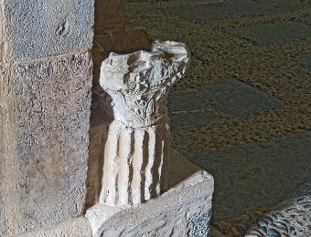 Bénitier creusé dans un châpiteau romain